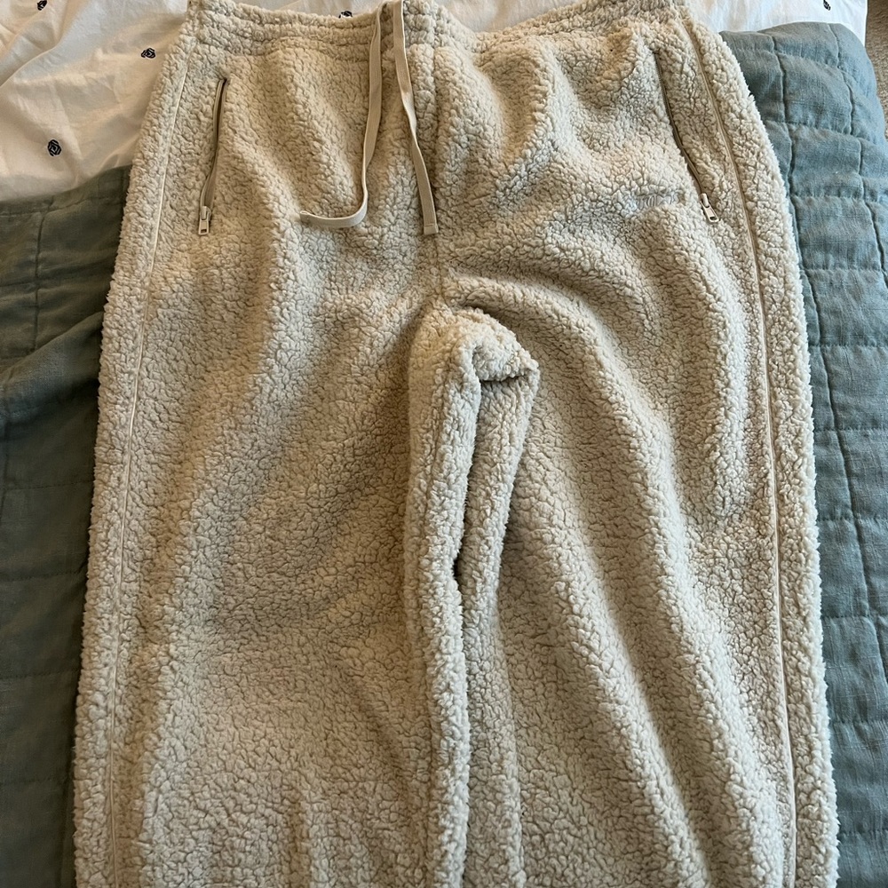 Skims teddy sweatpants. Never worn. XL